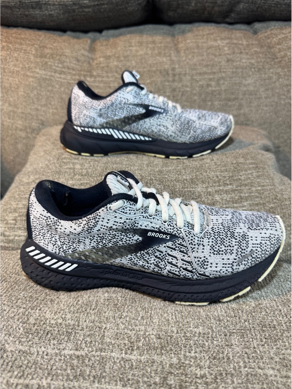 Brooks Adrenaline GTS 21 Running Shoes Womenโs Size 7